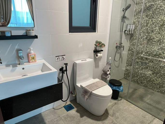 Bathroom 3, Home Abroad @ Jazz Suites 4, Vivacity 6pax, Kuching