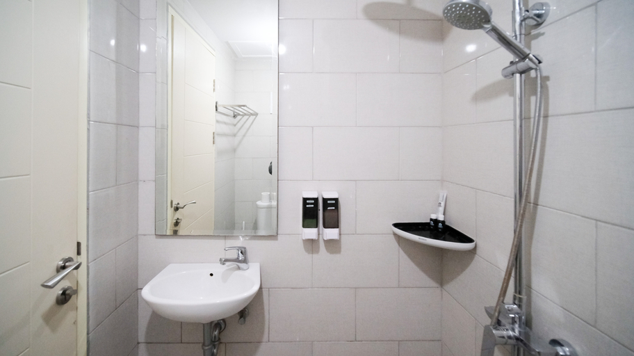 Bathroom 5, Modern and Cozy Studio at Benson Supermall Mansion Apartment By Travelio, Surabaya