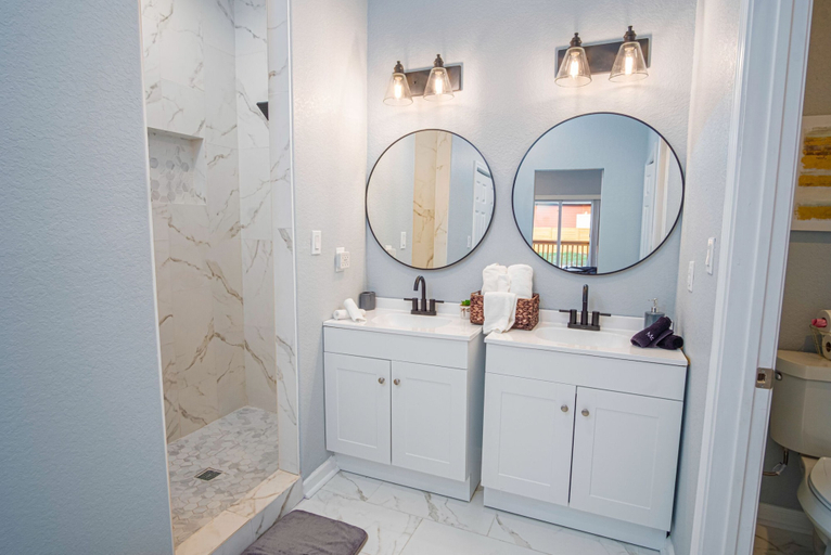 Bathroom 4, Downtown Dream Home Spacious 4br/2ba Sleeps 12!, Bexar
