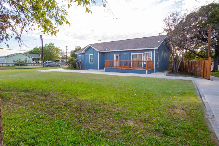 Exterior & Views 2, Downtown Dream Home Spacious 4br/2ba Sleeps 12!, Bexar