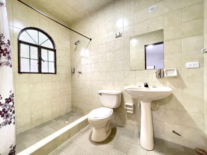 Bathroom 4, San Lorenzo, Melgar