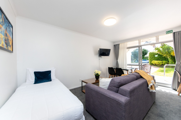 Bedroom 3, Aarangi Motel, Waitakere