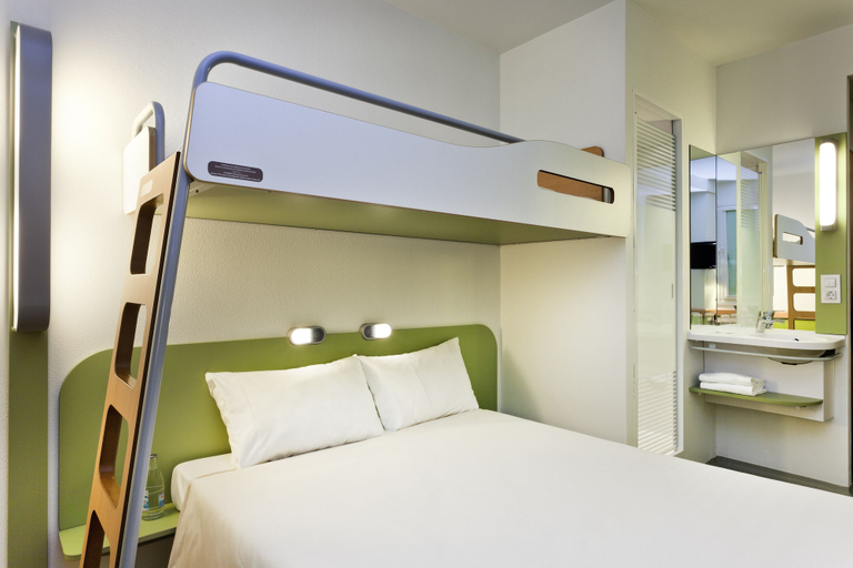 Bedroom 3, Hotel Ibis Budget Lyon Est Chaponnay, Rhône