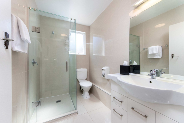 Bathroom 4, Aarangi Motel, Waitakere