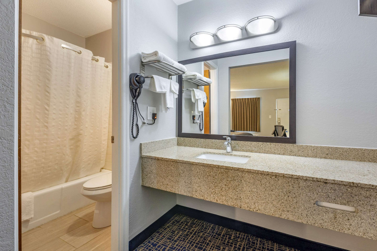 Bathroom 4, Rodeway Inn Union, Union