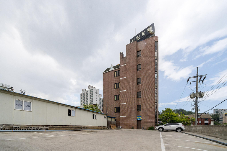Exterior & Views