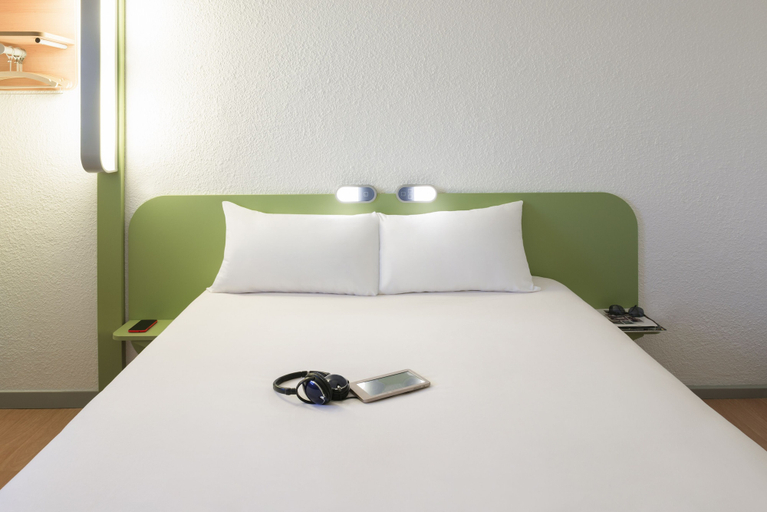 Bedroom 3, Hotel Ibis Budget Lyon Est Chaponnay, Rhône