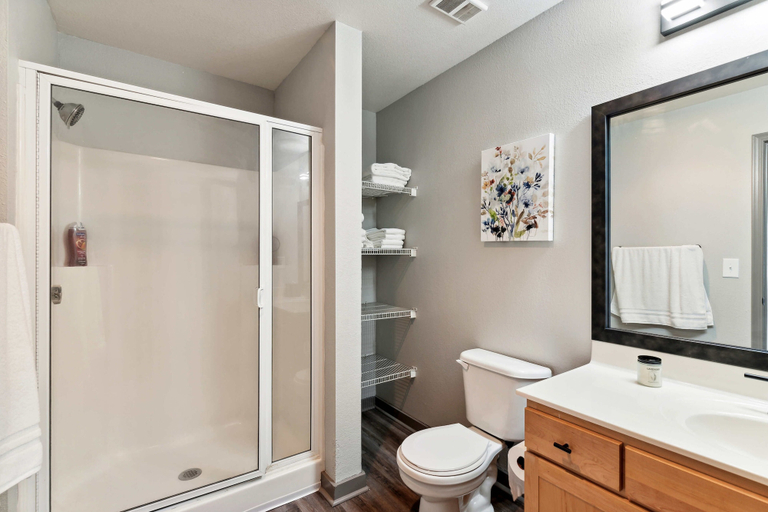 Bathroom 2, Spacious 2BR Downtown Retreat, Kansas City