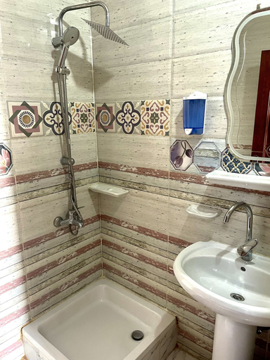 Bathroom 4, Sphinx palace pyramids view, Al-Ahram