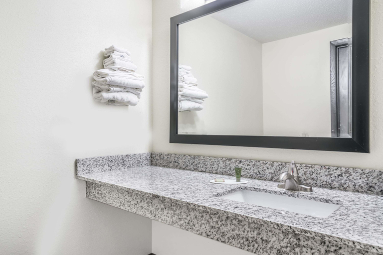 Bathroom 4, Super 8 by Wyndham Rice Lake, Barron