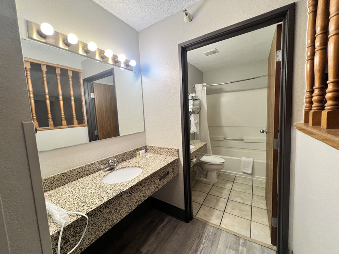 Bathroom 4, Antelope Inn and Suites, Davis