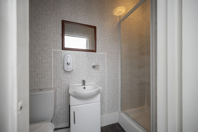 Bathroom 4, Flexistay Norbury Aparthotel, London