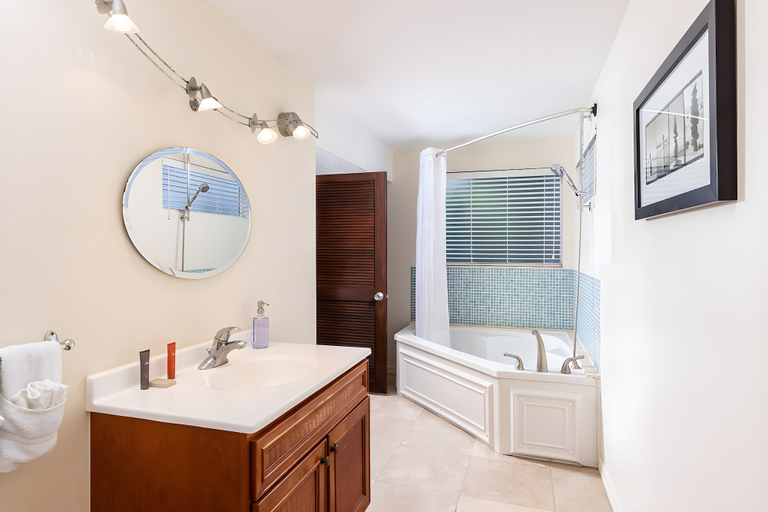 Bathroom 3, Azul del Mar, Monroe