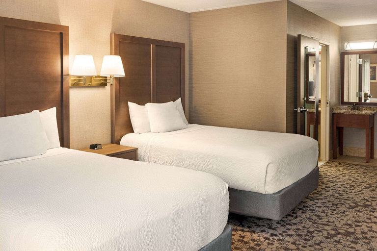 Bedroom 4, Ramada Plaza by Wyndham Portland, Cumberland