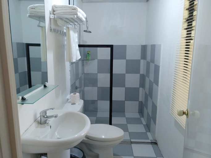Bathroom 5, Kokomo Dive Resort, Mambajao