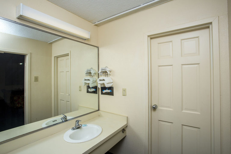 Bathroom 4, Motel 6 Sandersville, GA, Washington