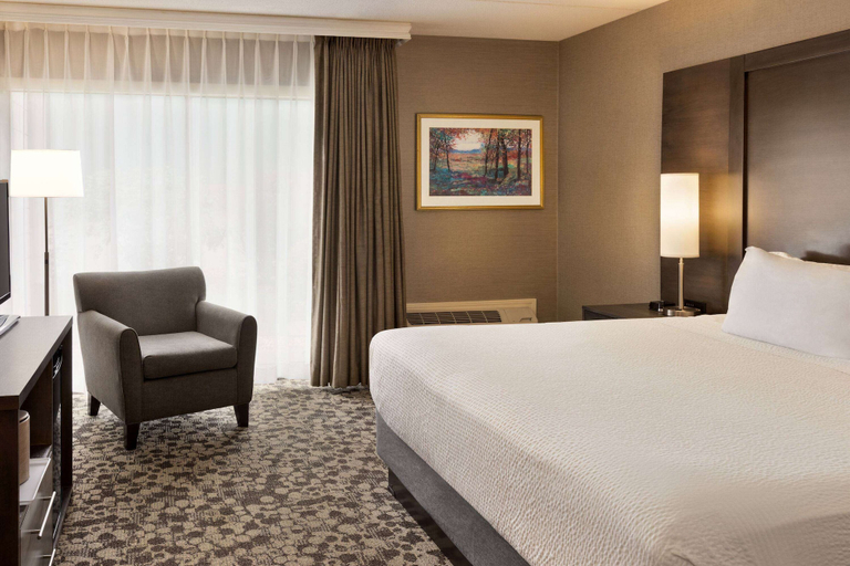 Bedroom 4, Ramada Plaza by Wyndham Portland, Cumberland
