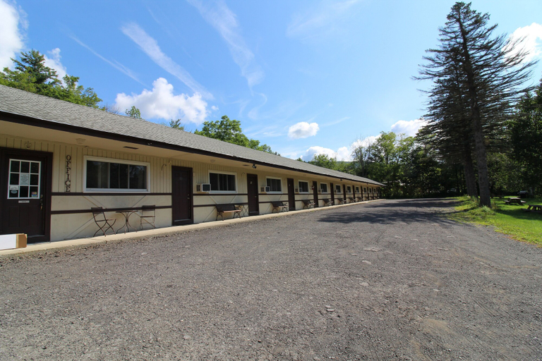 Exterior & Views, Matterhorns Lodge, Greene