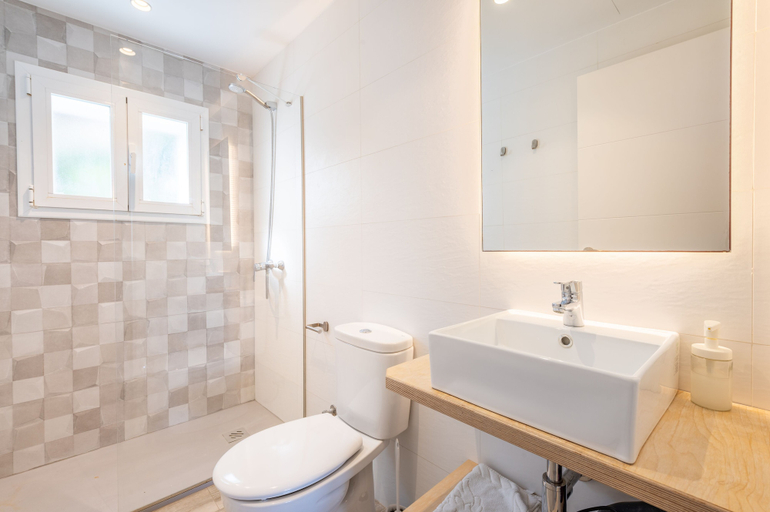 Bathroom 4, Apartamentos Marivent, Baleares