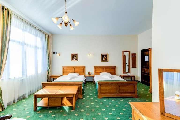 Bedroom 3, Hotel Karlhof, Sebes