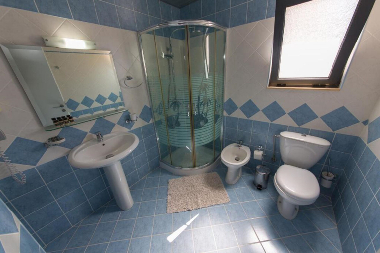 Bathroom 3, Hotel Brilant, Sarandës