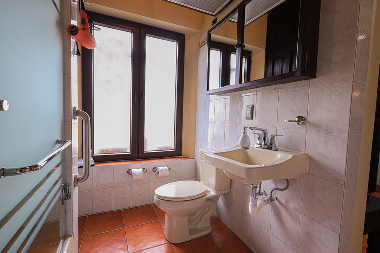 Bathroom 4, Hotel Casa Bansley, Antigua Guatemala