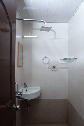 Bathroom 4, Urban Stay Chairmen Hotel, Bangalore