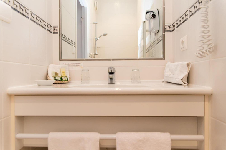 Bathroom 4, Hôtel Lutétia & Spa La Baule, Loire-Atlantique