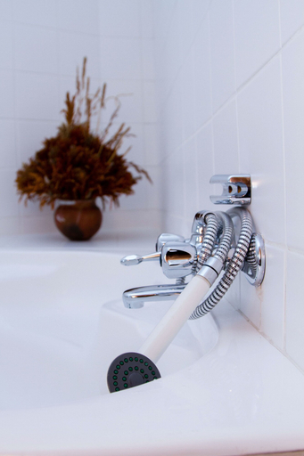 Bathroom 5, Stephen Margolis Resort, Harare