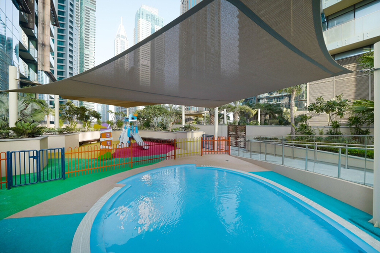 Pool 4, Tranquil 2BR Haven in Heart Dubai Marina, Dubai