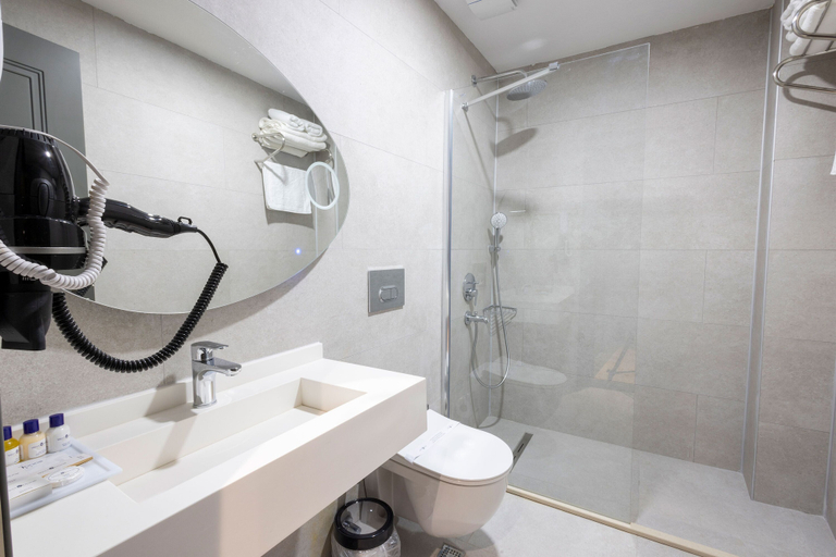 Bathroom 5, West Door Hotel, Merkez