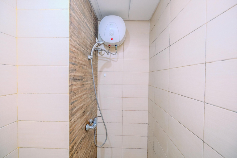 Bathroom 5, Cozy Stay 1BR at Sky Terrace Apartment By Travelio, Jakarta Barat