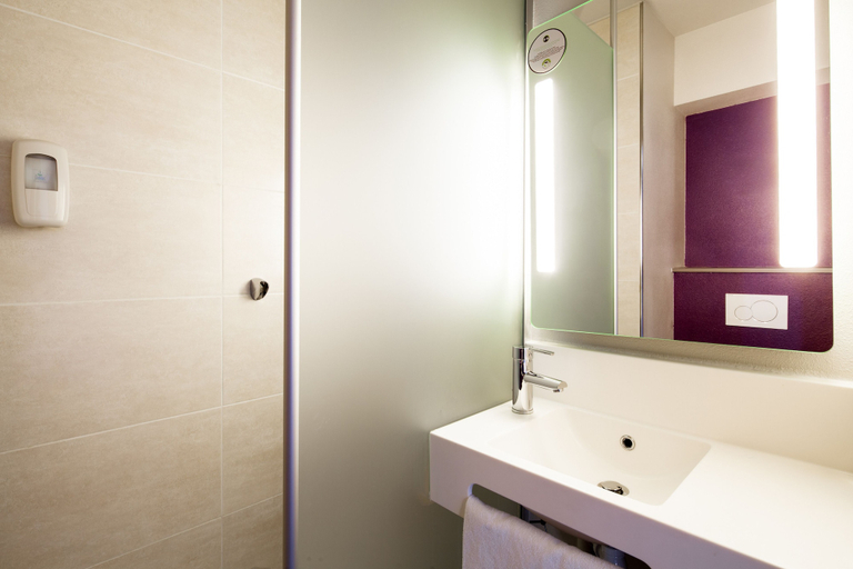 Bathroom 3, B&B HOTEL Paris Romainville Noisy-le-Sec, Seine-Saint-Denis