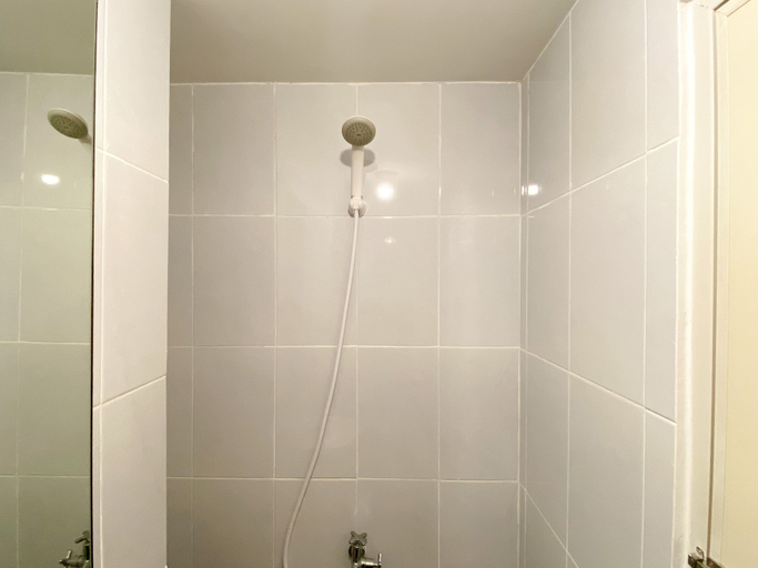 Bathroom 3, New Furnished And Cozy Studio Tokyo Riverside Pik 2 Apartment, Tangerang