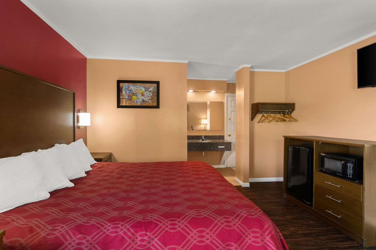 Bedroom 3, Econo Lodge Cornersville I-65, Giles