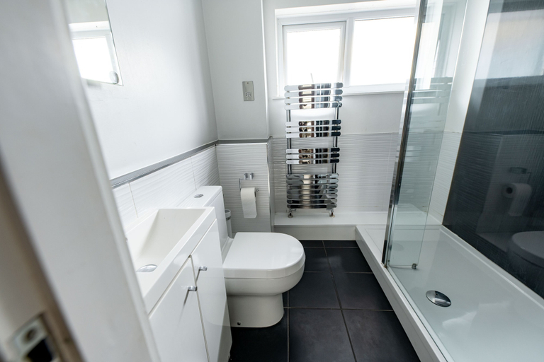 Bathroom 3, Brighton Holiday Village *Parking Included*, Brighton and Hove