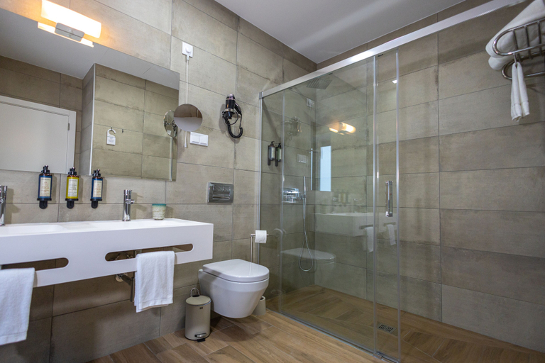 Bathroom 3, Watts House, Seia
