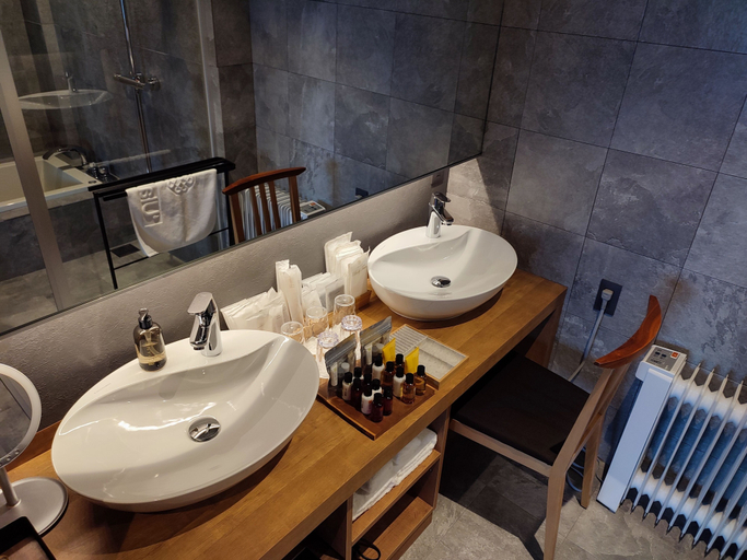Bathroom 3, 'Ulalena, Shizuoka