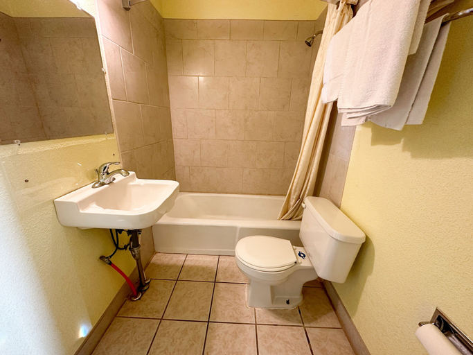 Bathroom 3, Dickens Country Stays, Dickens