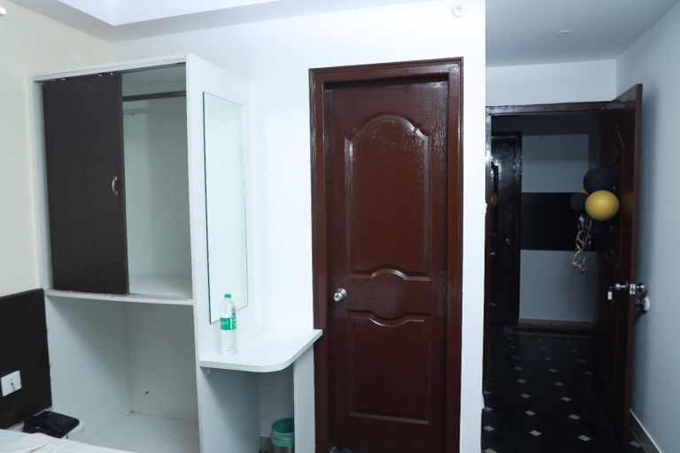 Bathroom 5, Urban Stay Chairmen Hotel, Bangalore