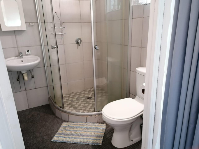 Bathroom 5, Busa House - Self catering guest house., Ehlanzeni