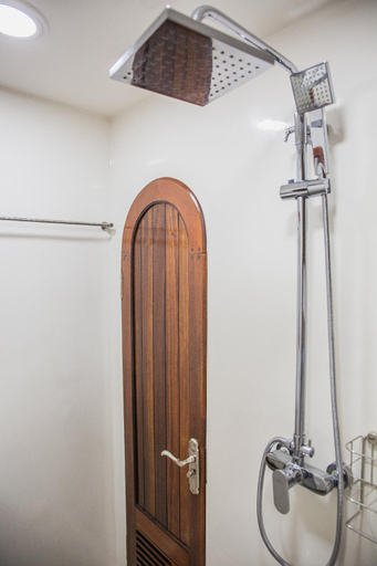 Bathroom 4, Akoya Pearl 