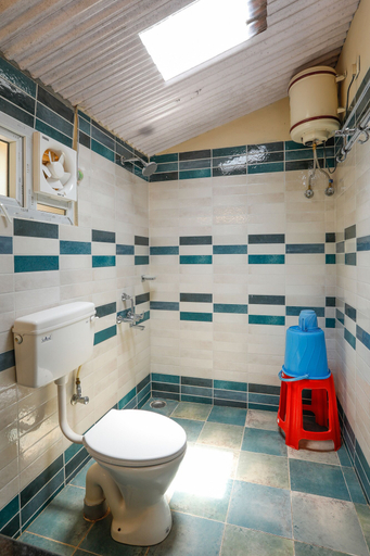 Bathroom 3, DEVASHOLA HOMESTAY, The Nilgiris