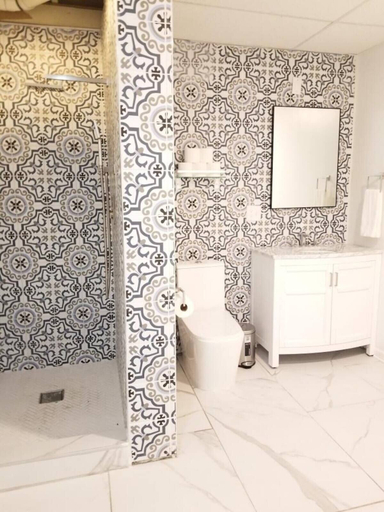 Bathroom 2, 7 BR-Sleeps 15! Famous Lakefront by YouRent!, Orleans