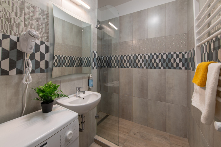 Bathroom 5, Prince Apartments, Budapesti