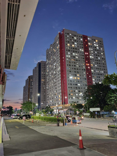 Exterior & Views 24