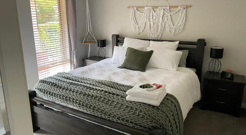 1, Cozy Hampton Escape, Capel