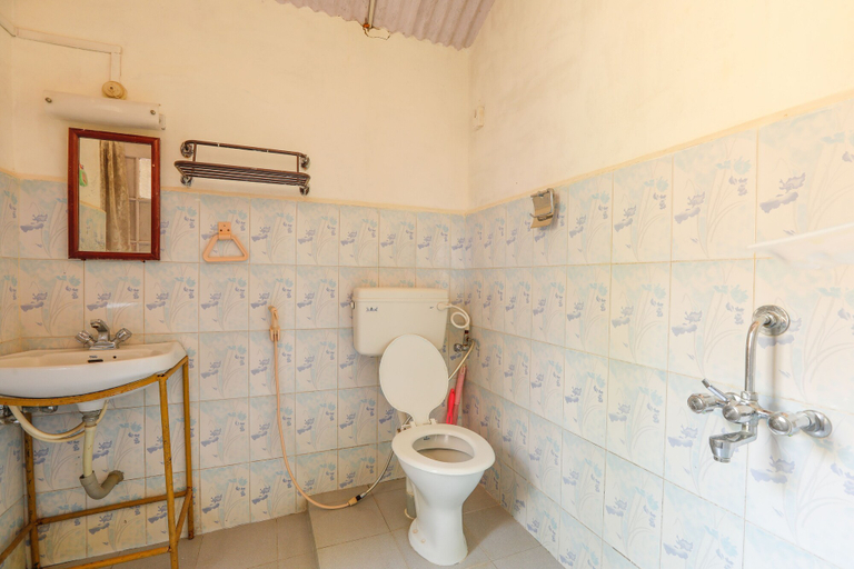 Bathroom 3, DEVASHOLA HOMESTAY, The Nilgiris