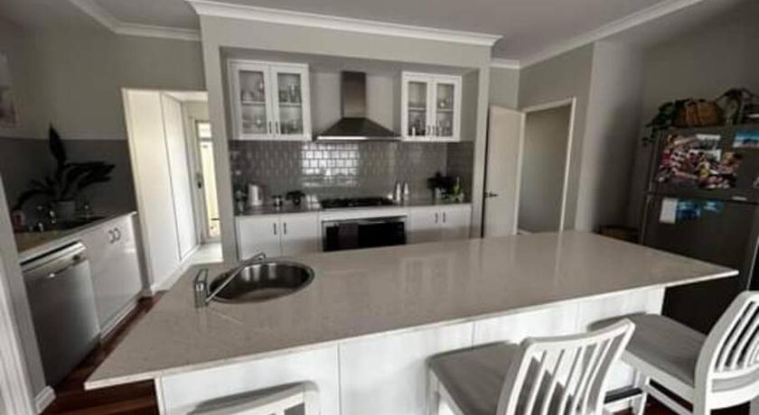 5, Cozy Hampton Escape, Capel