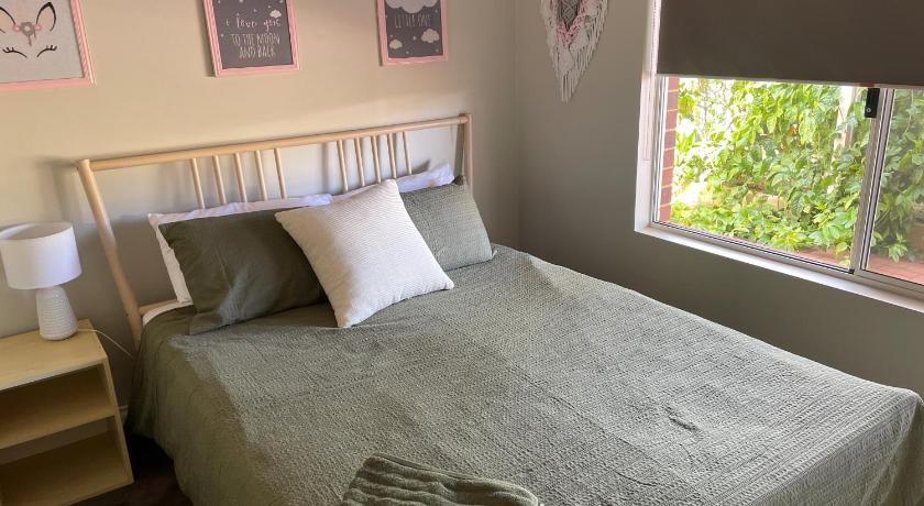 3, Cozy Hampton Escape, Capel
